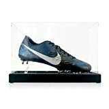 Exclusive Memorabilia Chaussure de foot CR7 signée Cristiano Ronaldo. Dans la vitrine